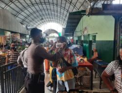 Patroli Samapta Polres Situbondo Bagikan Masker Gratis di Pasar Mimbaan Baru