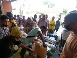 Rela Menunggu Lama Demi Mendapatkan Minyak Curah