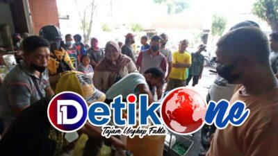 Rela Menunggu Lama Demi Mendapatkan Minyak Curah