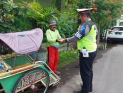 Operasi Keselamatan Semeru 2022, Satlantas Polres Situbondo Bagikan Nasi Kotak dan Masker