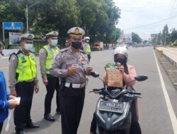 Puluhan Pengendara Terjaring Operasi Keselamatan Semeru 2022 di Situbondo Diberi Hadiah Minyak Goreng
