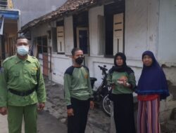 Petugas Kelurahan Turun ke Lapangan Mencari Warga Yang Belum Vaksin