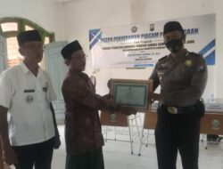 Kapolsek Kangayan Menerima Piagam Penghargaan Dari Pengasuh Pondok Pesantren Anwarul Hidayah