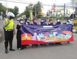 Peringati Hari Tuberculosis Sedunia, Satlantas Polres Situbondo Bantu Dinkes Bagikan Selebaran Kepada Masyarakat