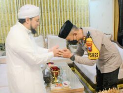 AKBP Andi Sinjaya Silaturahmi Dengan Kyai Azzaim dan Nyai Isya’iyah As’ad, Pengasuh Pondok pesantren Salafiyah Syafi’iyah Sukorejo