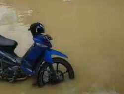 Hujan Deras Mengakibatkan Banjir Menyelimuti Desa Blega Bangkalan Dengan Ketinggian Paha Masyarakat