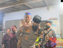 Salut!!! Aksi Kapolres Situbondo Gendong Nenek 70 Tahun ke Lokasi Vaksinasi