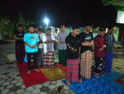Sebagian Warga Banyuwangi Melaksanakan Sholat Tarawih Pada Malam Sabtu