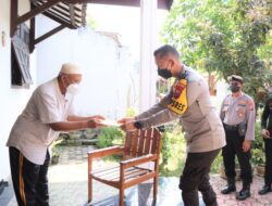 Kapolres Situbondo AKBP Andi Sinjaya Menjenguk Anggota Sakit, Beri Semangat dan Motivasi Untuk Sembuh 