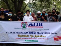 Bulan Penuh Berkah, AJIB Bagikan Takjil di Alun-Alun Bondowoso