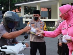 Kapolres Bondowoso Bersama Bhayangkari Gelar Baksos Bagi Takjil dan Makanan