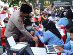 Kapolres Bondowoso Bagikan Zakat Fitrah Sembari Sediakan Vaksinasi