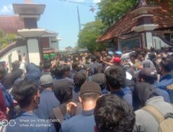 Aliansi BEM UNIRA Geruduk Kantor Dewan, Turunkan Harga BBM, Tolak Perpanjangan Presiden 3 Periode dan Penundaan Pemilu 2024