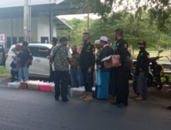 Bulan Penuh Berkah, LSM dan Wartawan Teropong Timur News Bagi-Bagi Takjil di Depan PG Prajekan