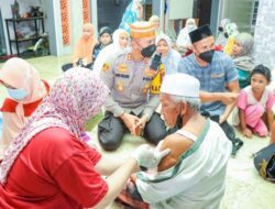 Kapolres Situbondo AKBP Andi Sinjaya Melakukan Shalat Tarawih Bersama dan Vaksinasi di Masjid-Masjid