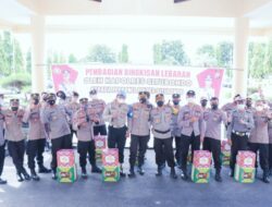 Ramadhan Berkah, Kapolres Situbondo AKBP Andi Sinjaya Bagi Ratusan Bingkisan Lebaran Untuk Anggota