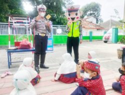 Polisi Bersama Bontas Edukasi Sosialisasi Keselamatan Berlalu Lintas dan Prokes di TK Al-Amin Situbondo