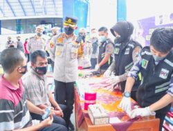 AKBP Andi Sinjaya Pantau Tes Urine Sopir dan Cek Kelayakan Armada Bus Mudik Lebaran di Terminal Situbondo