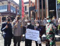 Aksi Humanis, Kapolres Situbondo AKBP Andi Sinjaya Bagikan Bunga Bikin Adem Demontrasi Mahasiswa