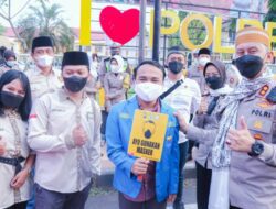 AKBP Andi Sinjaya Gemakan Shalawat Melalui Hadrah Polres Situbondo Sambil Berbagi Takjil dan Masker Bagi Masyarakat Sekitar
