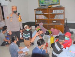 AKBP Andi Sinjaya Syiar Ramadhan di Masjid Nurul Abror, Masyarakat Antusias Suntik Vaksin Usai Shalat Tarawih