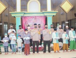 AKBP Andi Sinjaya Secara Simbolis Salurkan 2,5 Ton Zakat Fitrah Untuk Yayasan, Anak Yatim dan Masyarakat Situbondo