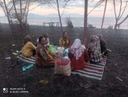 Menikmati Desiran Angin Pantai Cemara Gading, Membuat Para Wisatawan Lokal Betah.