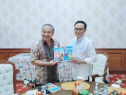 Motivator Indonesia Serahkan 3 Buku Motivasi Untuk Bupati Pamekasan
