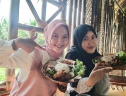 Bebek Goreng Sambal Korez dan Es Teler Sultan Jadi Menu Favorit di Warung Bambu Pak Muslihun