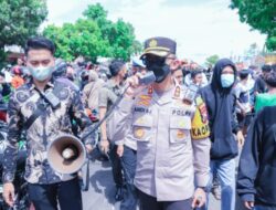 Berhadapan Dengan Pendemo, AKBP Andi Sinjaya Kedepankan Persuasif dan Humanis Himbau Massa Unras Sampaikan Aspirasi Dengan Tertib