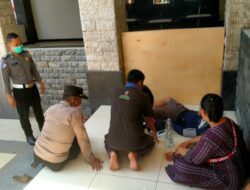 Personel Pos Pelayanan Banyuglugur Bantu Pemudik Yang Sakit di Rest Area Utama Raya Situbondo