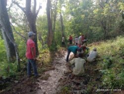 Giat Kerja Bhakti Jum’at Barokah, Babinsa Desa Pancor Bersama Warga Dusun Tokgung