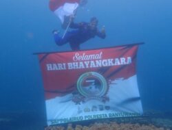 Semarakkan Hari Bhayangkara ke -76, Satpolair Polresta Banyuwangi Kibarkan Bendera Merah Putih di Bawah Laut