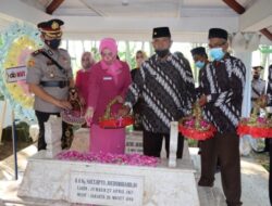 HUT Bhayangkara ke 76, Polres Bondowoso Lakukan Ziarah Makam Kapolri Sucipto Yudodihardjo
