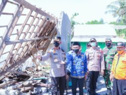 Ringankan Beban Warga, AKBP Andi Sinjaya Bagikan Bantuan Sembako Untuk Korban Banjir Rob