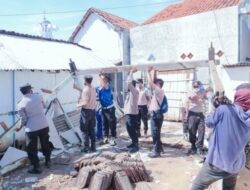 Baksos Hari Bhayangkara, Polres Situbondo Bedah Rumah Warga di Desa Pesisir Besuki