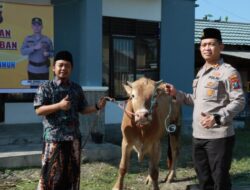 Kapolres Bondowoso Serahkan Hewan Qurban ke Pondok Pesantren