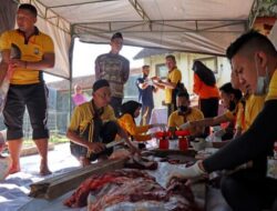 Sembelih Hewan Qurban, Polres Bondowoso Bagikan 600 Paket untuk Masyarakat