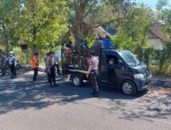 Anggota Sabhara Polres Bondowoso Laksanakan Penyekatan Terkait PMK Pada Hewan Ternak