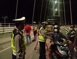 Petugas Gabungan di Bojonegoro Gelar Pamor Keris, Demi Mencegah Penyebaran Covid-19