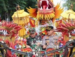 Naik Kereta Bendi, Kapolres Bondowoso Dampingi Danrem 083/Bdj Buka Liga Santri di Bondowoso