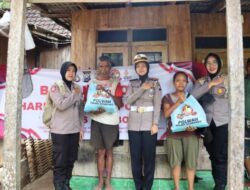 Jelang Hari Jadi Polwan Ke-74, Polwan Polres Situbondo Trabas Sungai dan Persawahan Bagikan Bantuan Sembako ke Desa Terpencil