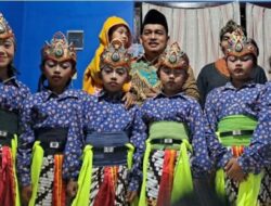 Melestarikan Budaya Jawa Tari Kuda Lumping, Anak Sekolah Dasar ini Tampil Sampai Larut Malam