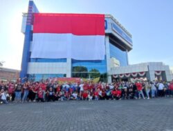 Bendera Merah Putih Raksasa Berkibar di Kantor Cabang BRI Jember