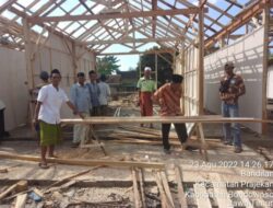 Barisan Simpatisan KH. Salwa Arifin Berikan Sumbangan Pada Warga Bandilan.