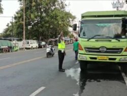 Satlantas Polresta Banyuwangi Melaksanakan Himbauan Kepada Sopir Truck/tronton yang Parkir di Bahu Jalan