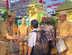 Pakai Seragam Pejuang Kemerdekaan, Polisi Bagi-Bagi Coklat di Depan Sekolah