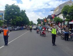 Polisi Ajak Pengendara di Situbondo Hormat Bendera dan Heningkan Cipta Peringati Detik-Detik Proklamasi
