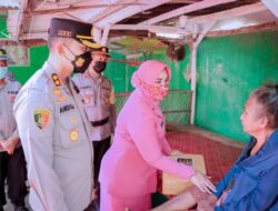 Kapolres Situbondo Bersama Ketua Bhayangkari Blusukan Beri Bantuan Sembako Untuk Warga Tidak Mampu