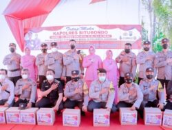 Kapolres Situbondo Memberikan Tali Asih Kepada Seluruh Anggota  Polsek dan Warga Kurang Mampu Saat Kunjungan Kerja